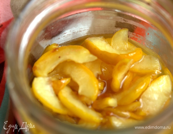 Этот фрукт я не встречала в России, но в Латвии растет у всех на огородах кустами. Очень кислая, ее используют вместо лимона в чай. Обычно заготавливают вот так: делят на дольки и засыпают сахаром или проваривают в сахаре. Похожа на айву в миниатюре, твердая, но ароматная и очень полезная, говорят.