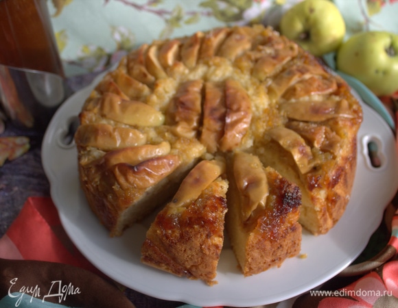 Выпекался около часа при 200°C в электрической духовке. В процессе я накрыла бумагой верх, чтобы яблоки не пригорели.