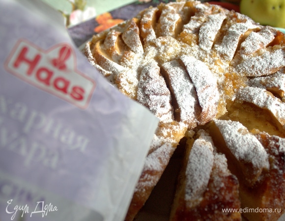 Остывший пирог посыпать сахарной пудрой Haas.