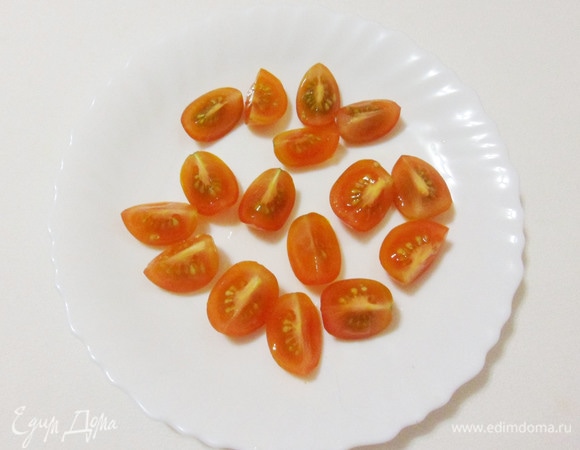 Помидоры черри нарезать тоже на четвертинки.