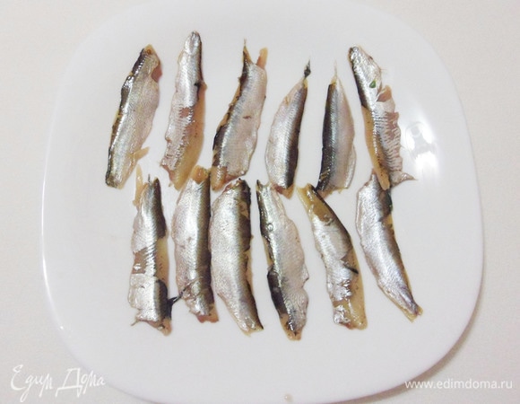 Что касается анчоусов, их можно заменить мелкой рыбой пряного посола (хамса, килька или мойва). Если у вас есть анчоусы, то, конечно, стоит положить их в салат, но и с килькой пряного посола (как у меня) получается тоже вкусно. Кильку очистить, убрать хребет и разделить на филе.