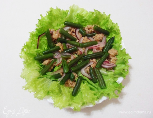 Затем выложить стручковую фасоль.