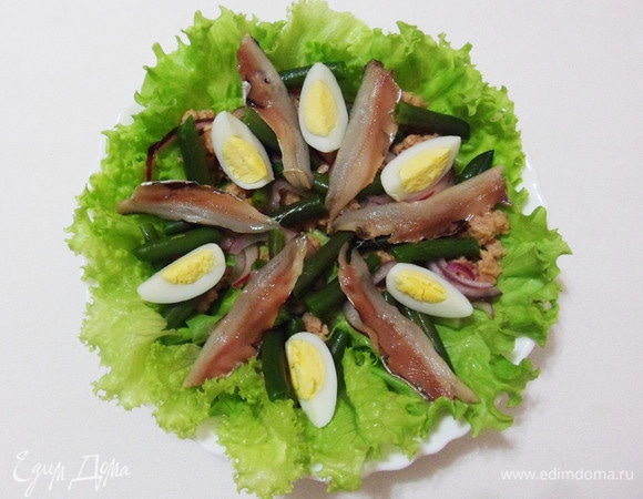 Перепелиные яйца и анчоусы положить поверх фасоли.