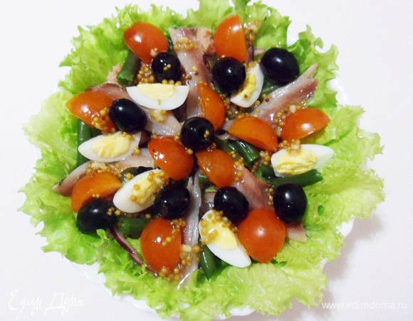 Щедро полить салат заправкой.