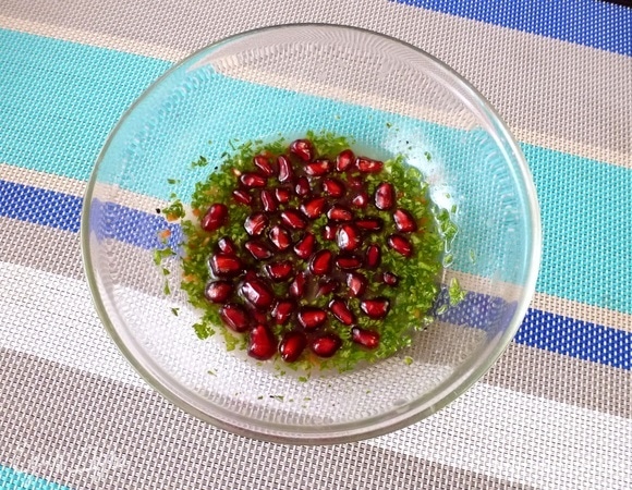 Приготовить соус из сока апельсина, лимона, нарезанной петрушки или кинзы, а также перца чили. Слегка посолить соус, перемешать и добавить зерна граната.