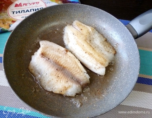 На кокосовом масле на среднем огне обжарить филе тилапии в течение 3–4 минут с одной стороны.