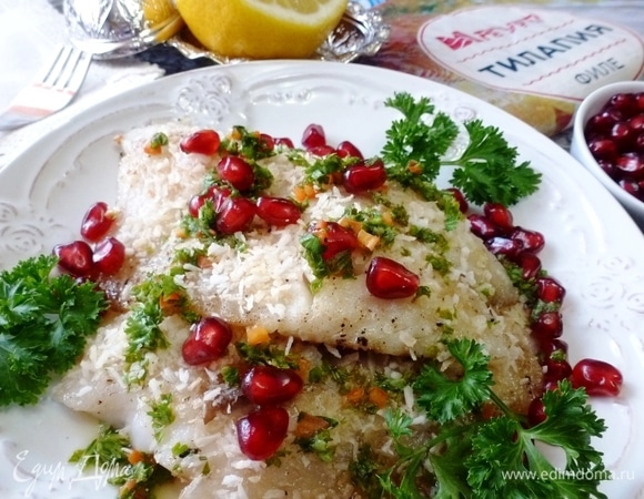 Выложить обжаренное филе тилапии на тарелку и полить приготовленным соусом с гранатом. Приятного аппетита!