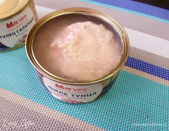 Открыть банку филе тунца ТМ «Магуро», слить жидкость, а мясо разобрать на кусочки. Для салата подойдет салатный тунец ТМ «Магуро».