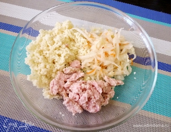 Смешать в миске кускус, квашеную капусту и кусочки тунца.