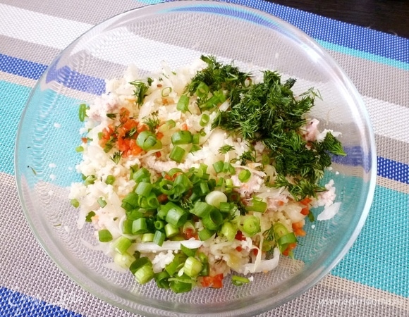 Добавить мелко нарезанные зелень укропа, зеленый лук и перец чили.