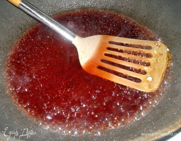 Влить в сковороду красное вино и варить пять минут на небольшом огне.