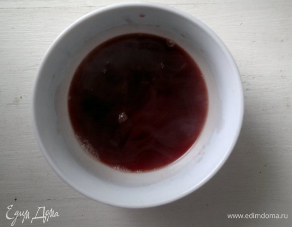 Сироп вылить в миску и остудить до теплого состояния.