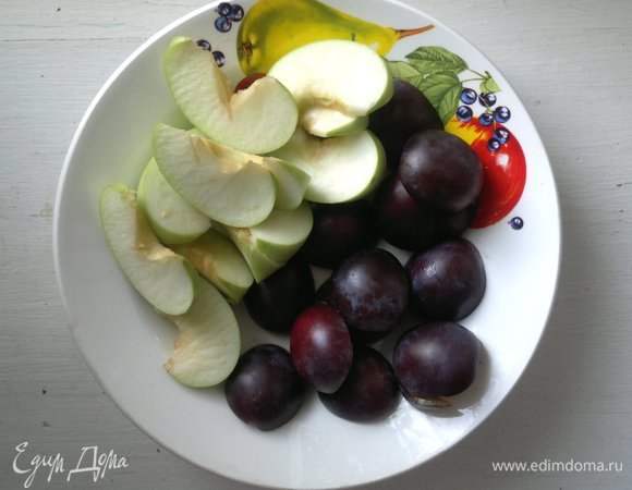 Фрукты вымыть, обсушить. Сливы разрезать пополам, удалить косточки. Яблоко разрезать пополам, вырезать семена, нарезать на дольки.