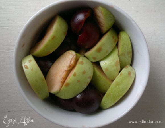 Нарезанные фрукты залить теплым сиропом и дать постоять полчаса, время от времени перемешивая.