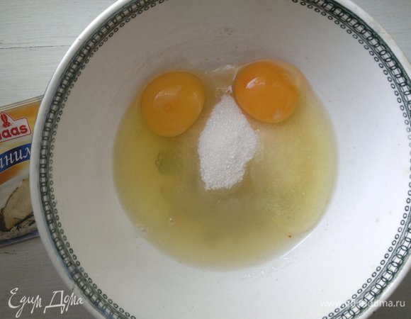 Для теста соединить яйца, сахар, ванилин Haas, соль, взбить.