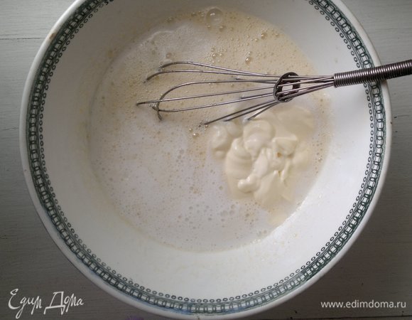 Положить майонез, влить кефир, перемешать до однородности.