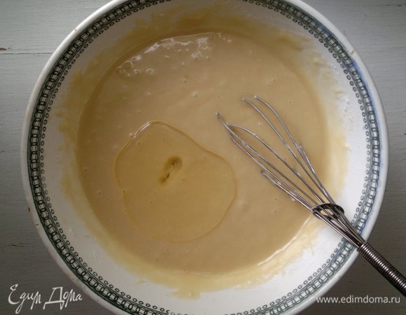 Влить в тесто растительное масло, перемешать.