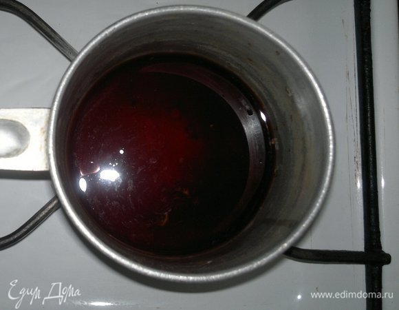 Оставшийся сироп вылить в сотейник и уварить до густоты.