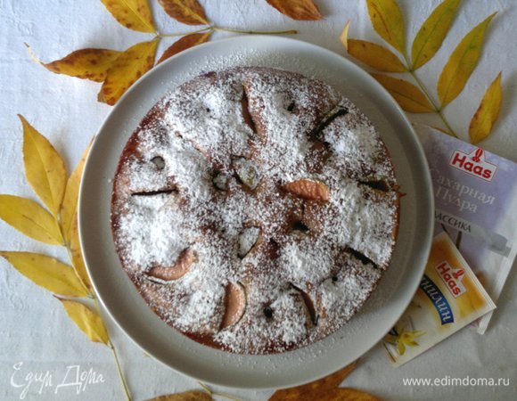 Вкусный ароматный пирог готов. Можно подавать его к столу.