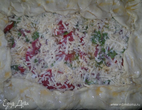 Завернуть пирог свисающими краями теста. Дать ему подняться в тепле, времени может уйти от 1 до 1,5 часов в зависимости от температуры помещения. Подошедший пирог смазать яйцом, поставить форму в духовку, разогретую до 200°C, на 25–30 минут.