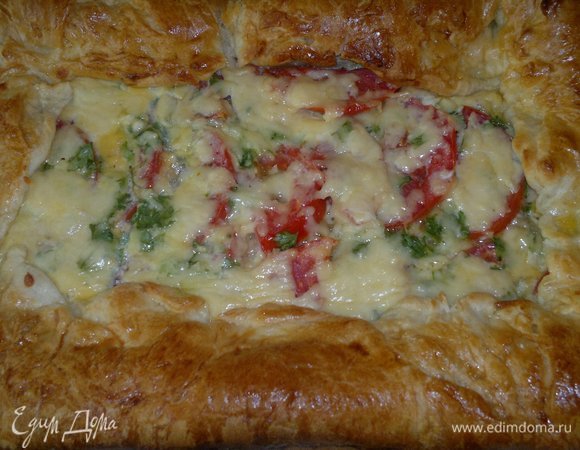 Румяный, аппетитный пирог готов. Достать его из духовки, вынуть из формы, остудить на решетке до нужной вам температуры.