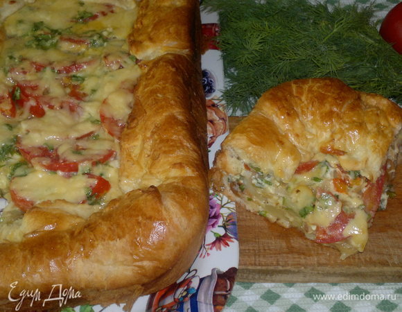 Подать пирог на стол и разрезать на порции. Вкусно его есть и горячим, и холодным. Угощайтесь! Приятного аппетита!