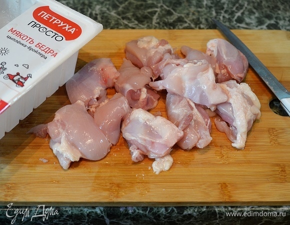Курицу помойте, обсушите, нарежьте на средние кусочки.