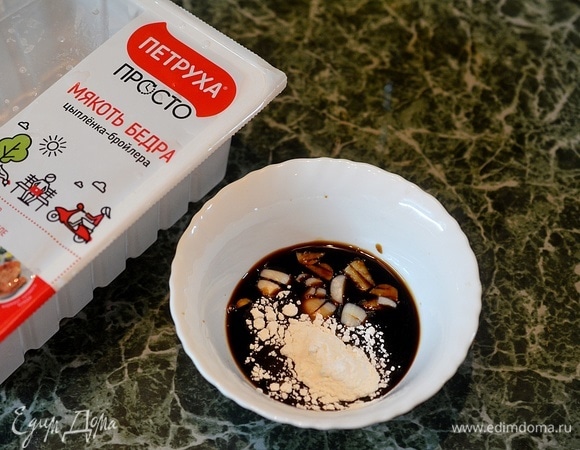 Смешайте соевый соус, рисовый уксус, нарезанный чеснок и все специи.