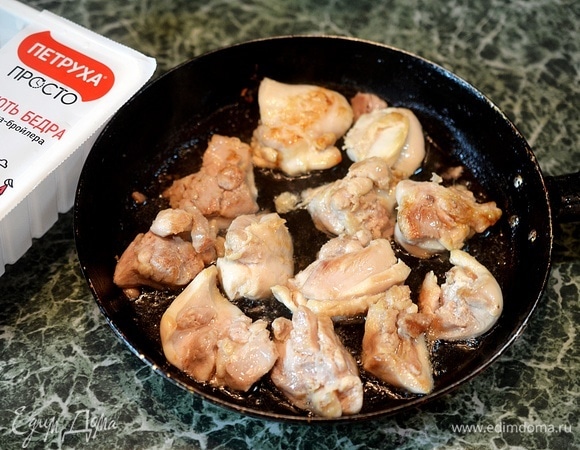 На сковороде разогрейте масло, обжарьте кусочки курицы.