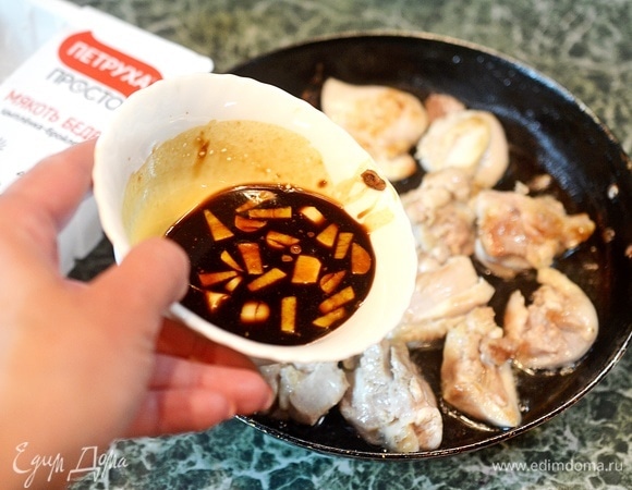 Влейте соус в сковороду.