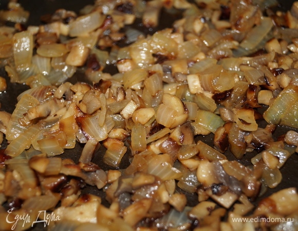 Обжарьте на растительном масле до золотистой корочки и прозрачности лука на среднем или медленном огне. Если хотите, добавьте соль и любимые приправы по вкусу. У меня просто лук с грибами.