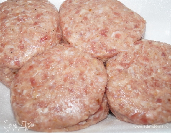 Фарш (свинина–говядина с солью, перцем, яйцом, немного лука) отбейте, дайте ему насытиться кислородом, разделите на четыре части и сформуйте в биточки.