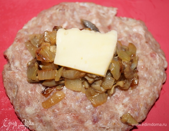 Формуйте зразы мокрыми руками, лучше в перчатках. На лепешку из фарша первым кладите кусочек сыра, далее грибы с луком и снова сыр. Сформуйте зразы так, чтобы место слепки не разошлось при жарке. Я люблю много начинки, поэтому мне было трудно соединить края фарша. Ничего страшного, если зразы немного треснут в процессе жарки, в том месте можно украсить майонезом.