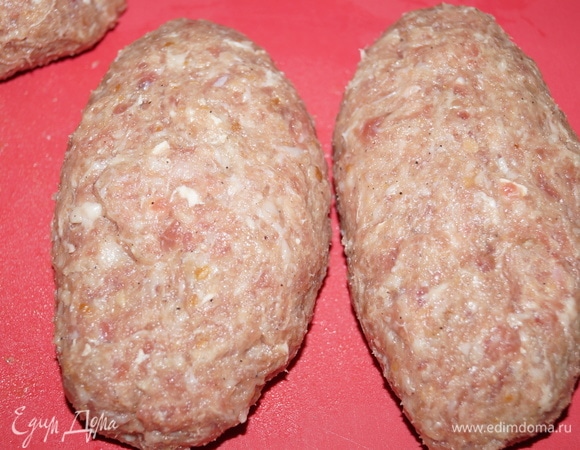 Готовые зразы уложите на силиконовый коврик или разделочную доску.