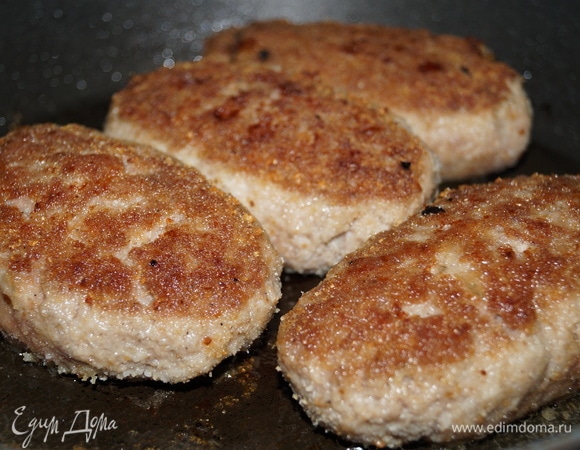 На среднем огне обжарьте с одной стороны до румяной корочки в течение 5 минут. Переверните аккуратно, накройте крышкой и дожаривайте на самом медленном огне около 10–15 минут.