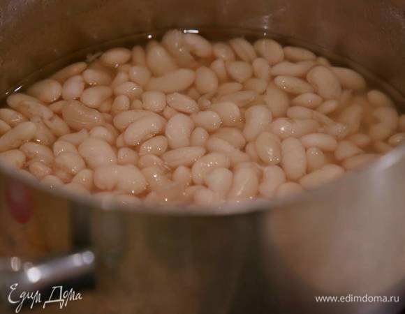 Фасоль отварить согласно инструкции на упаковке без добавления соли.