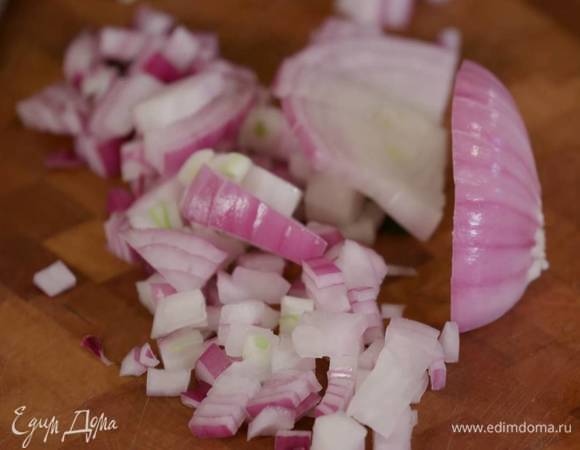 Красный лук почистить и мелко порезать.