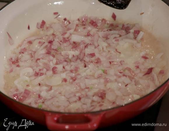 Разогреть в тяжелой сковороде оливковое масло и обжарить лук до прозрачности, затем добавить чеснок, все слегка посолить и перемешать.