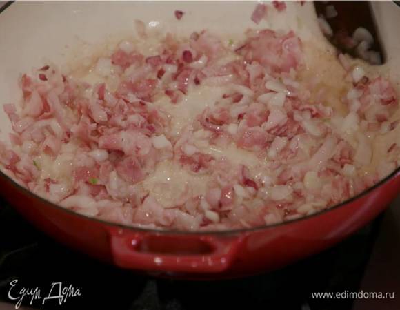 Сало нарезать маленькими тонкими кусочками, добавить к луку с чесноком, все перемешать и обжаривать, пока лук не станет золотистым.