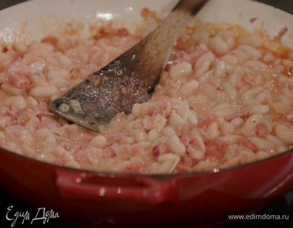 В сковороду добавить измельченные томаты и готовую фасоль, все посолить, поперчить, перемешать и прогреть, затем влить сливки и немного потомить на маленьком огне, периодически перемешивая.