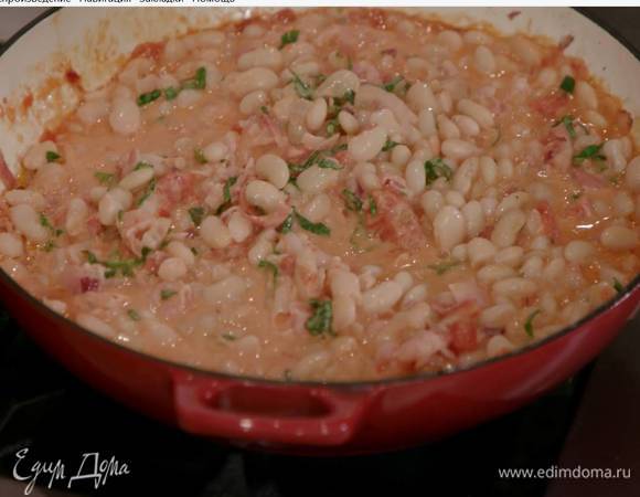 Базилик мелко порезать, добавить к фасоли и все перемешать, затем накрыть сковороду крышкой и снять с огня.