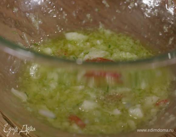 Приготовить маринад: половину натертой цедры и 50‒60 мл сока лайма соединить с 1 ст. ложкой натертого имбиря, измельченным чесноком и перцем чили, влить оливковое масло Extra Virgin и все перемешать.