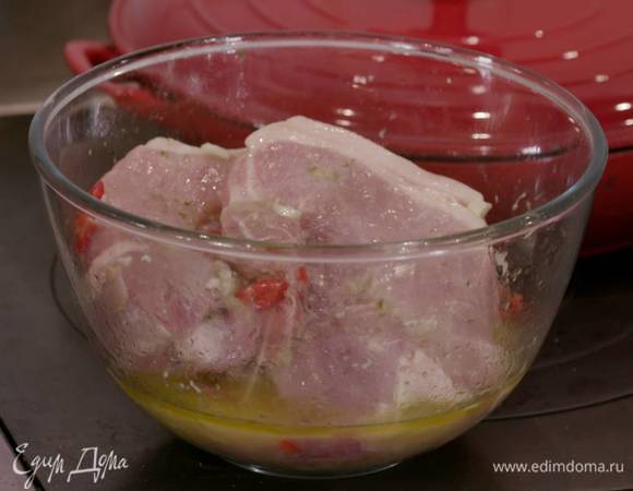 Свинину поместить в маринад, перемешать и дать постоять при комнатной температуре.