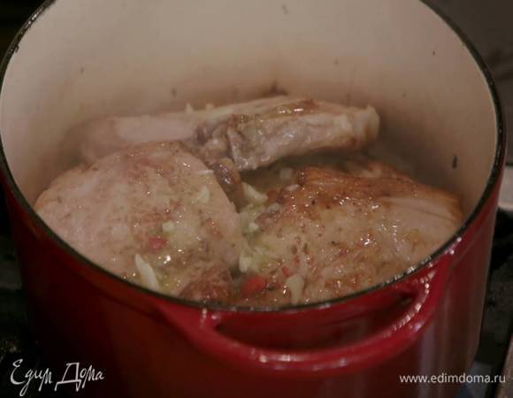 В глубоком тяжелом сотейнике разогреть оливковое масло и обжаривать свинину по 5‒7 минут со всех сторон до появления золотистой корочки, затем добавить к мясу оставшийся маринад, влить вино, накрыть крышкой и томить на небольшом огне минут 20, до готовности.