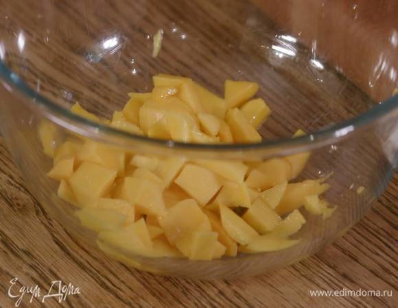 Манго, удалив косточку, нарезать небольшими кубиками.