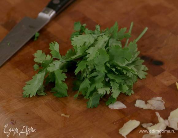 Кинзу мелко порубить.