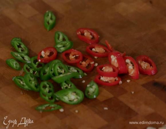 Оставшийся красный и зеленый перец чили нарезать тонкими колечками.