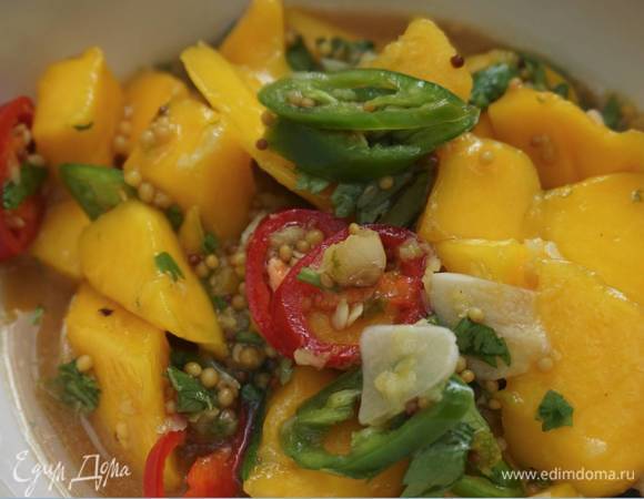 Приготовить соус: манго, кинзу, чили и чеснок выложить в глубокую посуду, добавить горчицу, оставшийся имбирь, цедру и сок лайма, все посолить и перемешать.