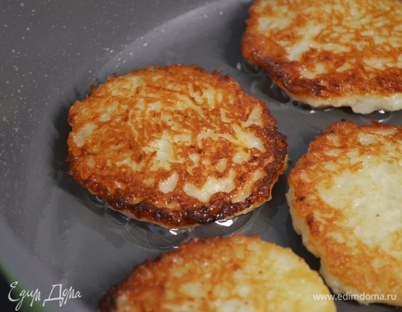 Жарить драники на хорошо разогретой сковороде до золотистого цвета и хрустящей корочки.