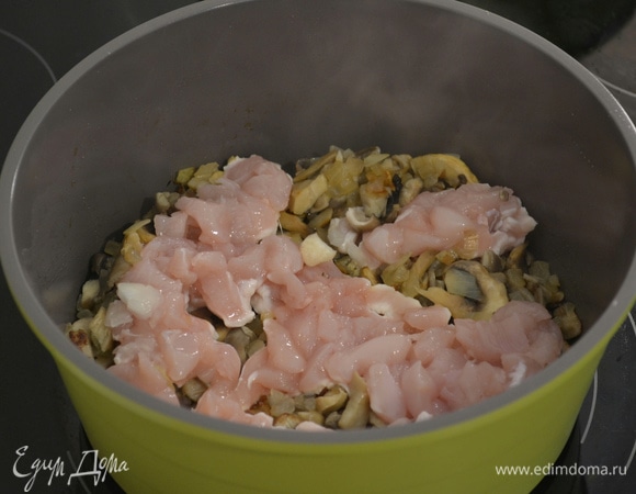 Лук обжарить на растительном масле до легкого золотистого цвета. Добавить грибы. Как только грибной сок испариться и грибы поджарятся, добавить куриное филе, соль, перец и лавровый лист. Тушить под крышкой до готовности мяса.